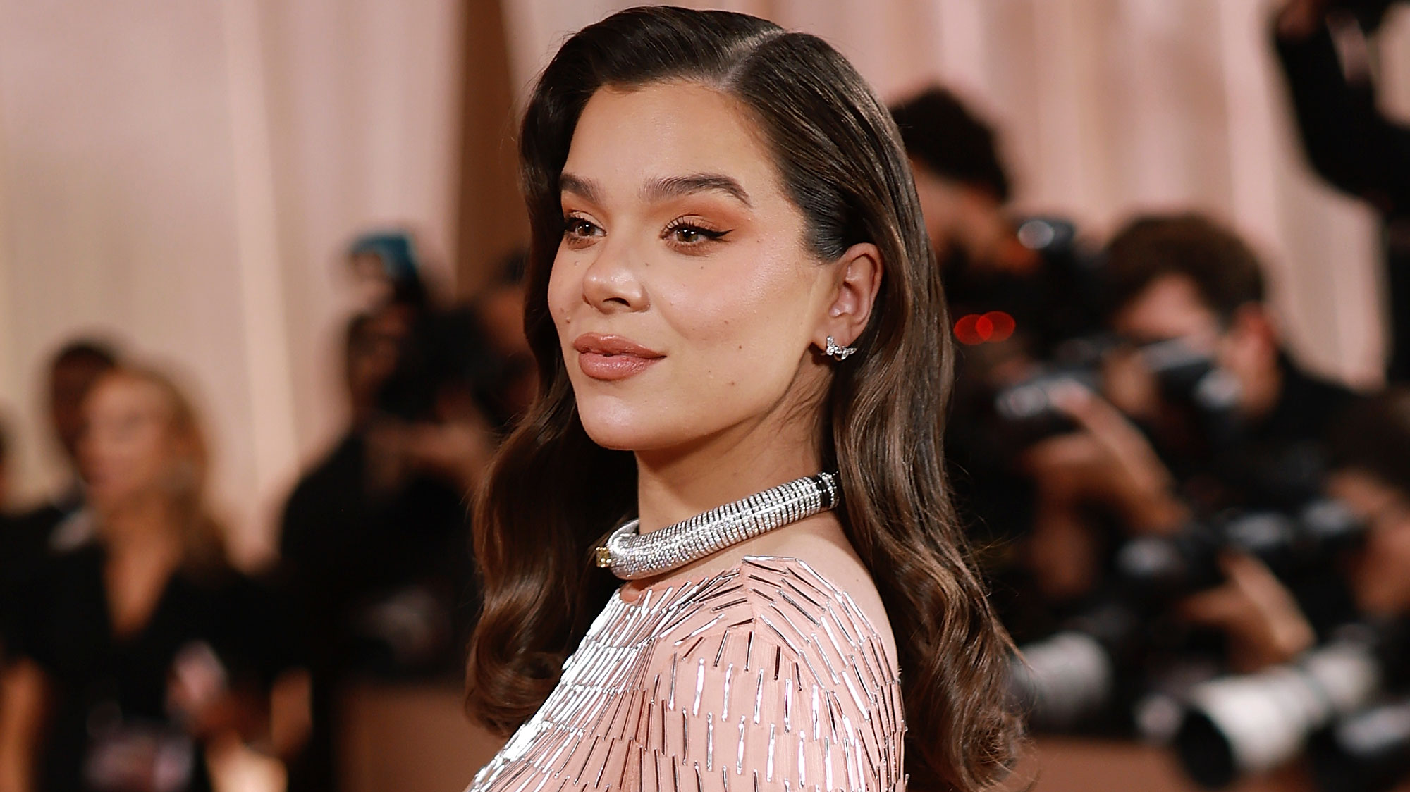 Hailee Steinfeld wears a peach pink dress at the 2026 Golden Globes, showing off her baby bump.