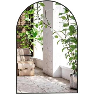 An arched mirror with black outline