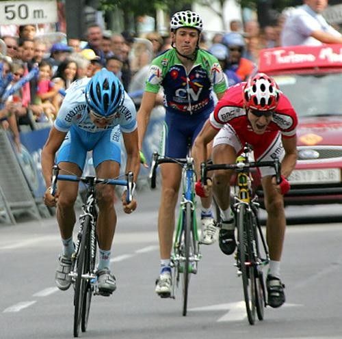 Haussler (L) gets his wheel in front of Elmiger's