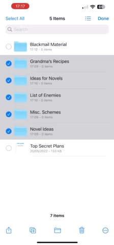 GIF-файл, показывающий, как отменить выбор нескольких элементов списка в iOS.