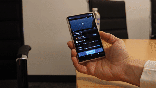 „Motorola Rizr“ ekranas automatiškai išsiplečia žiūrint „YouTube“ vaizdo įrašą