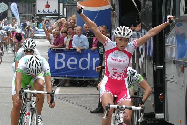 Andrea Bosman (Leontien.nl) wins the women's event.