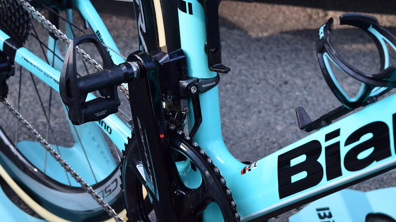 Van Aert's crankset and derailleurs were the more recent Shimano Dura-Ace R9100 series