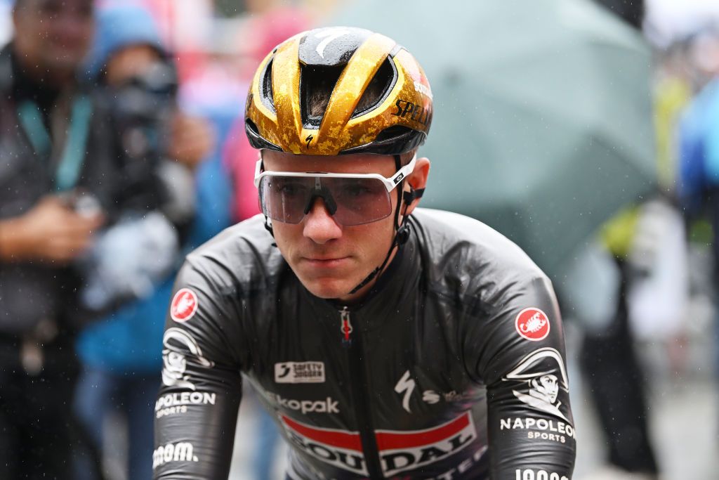 After abandoning Giro dell’Emilia due to debris in eye Remco Evenepoel