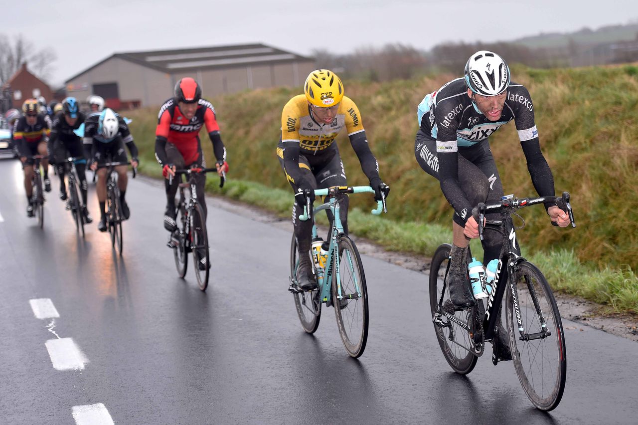 The front group in the final kilometres of the race