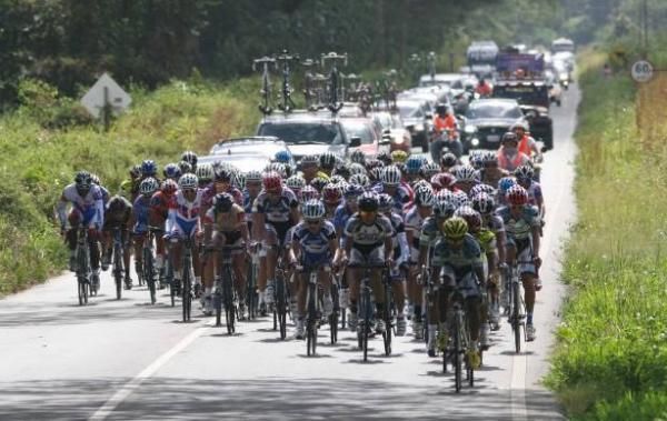 Jose Rujano (Gobierno del Zulia) leads peloton