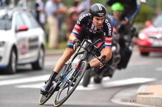Tom Dumoulin (Giant-Alpecin) blitzed the stage 17 time trial to move back into the red jersey
