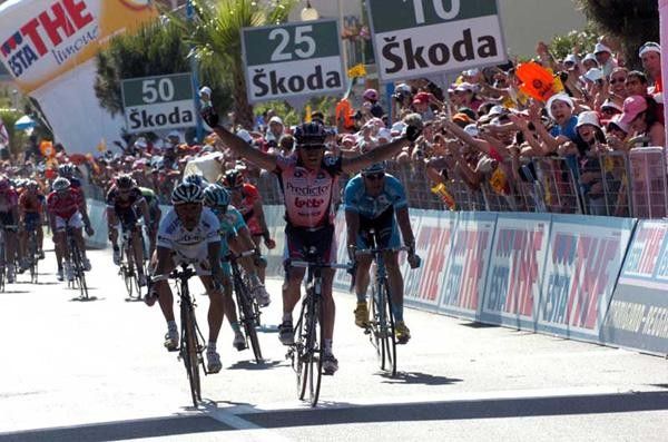 Robbie McEwen (Predictor-Lotto) wins stage 2.