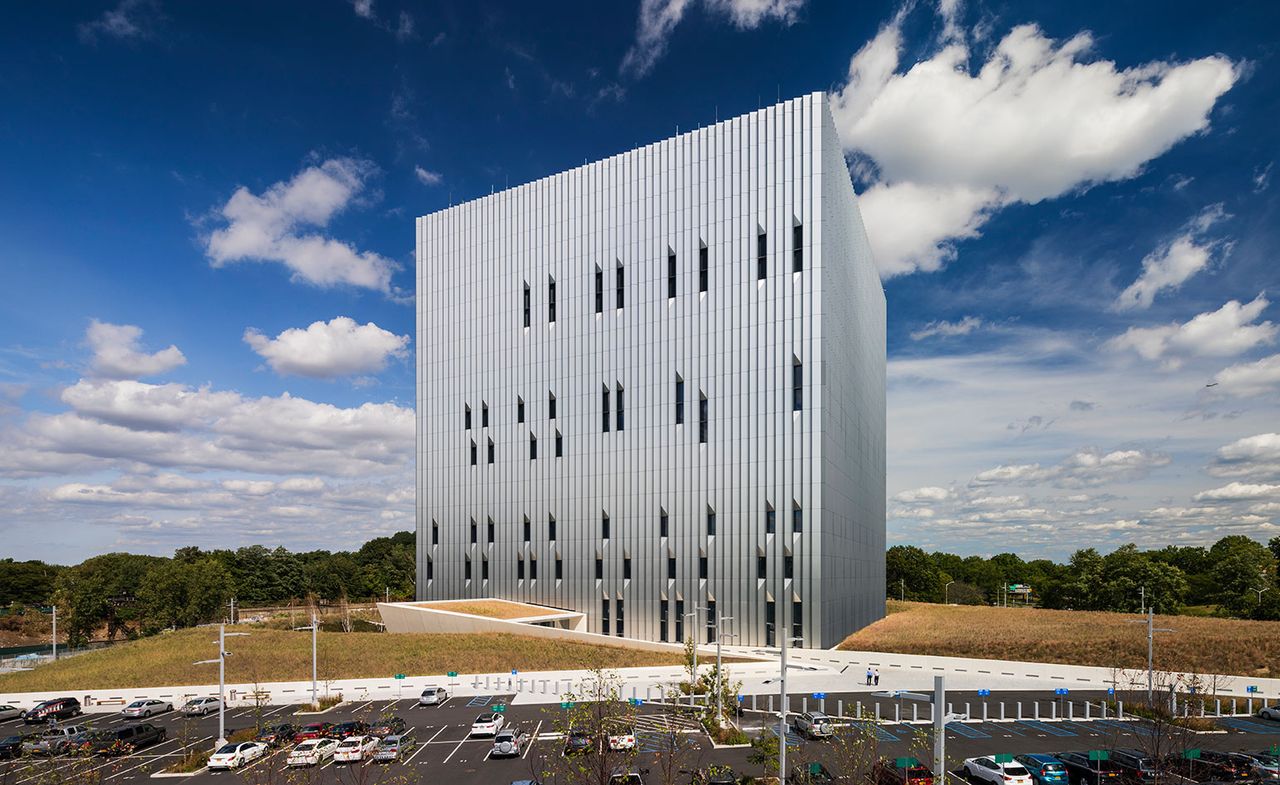 Cube-shaped building covered in recycled aluminium and with a serrated appearance