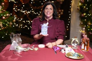 Kirstie Allsopp lights up Christmas with her de-light-ful crafts!