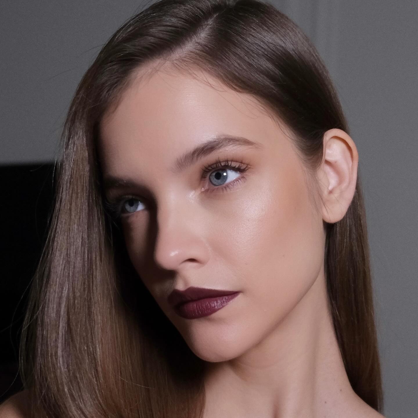 Photo of Barbara Palvin wearing plum lipstick 