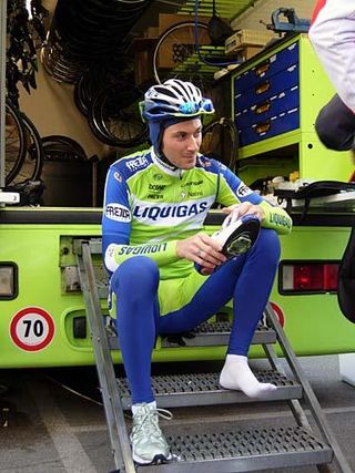 Ivan Basso finishes his preparation for the morning ride.