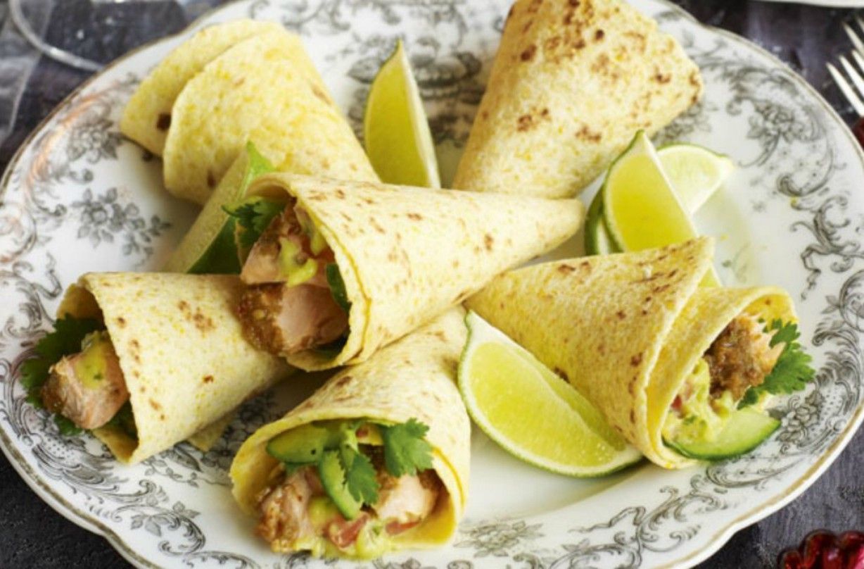 Spicy salmon and guacamole cones