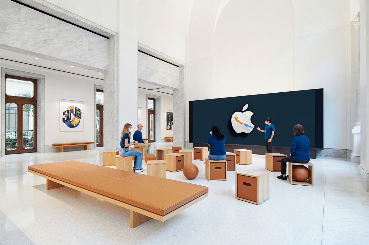 Apple Via Del Corso Opens In Rome Interior Screen Wall Area