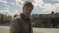 Kyle Chandler' Hal Jordan looking in the distance in Lanterns. 
