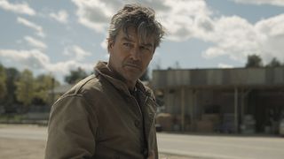 Kyle Chandler' Hal Jordan looking in the distance in Lanterns. 