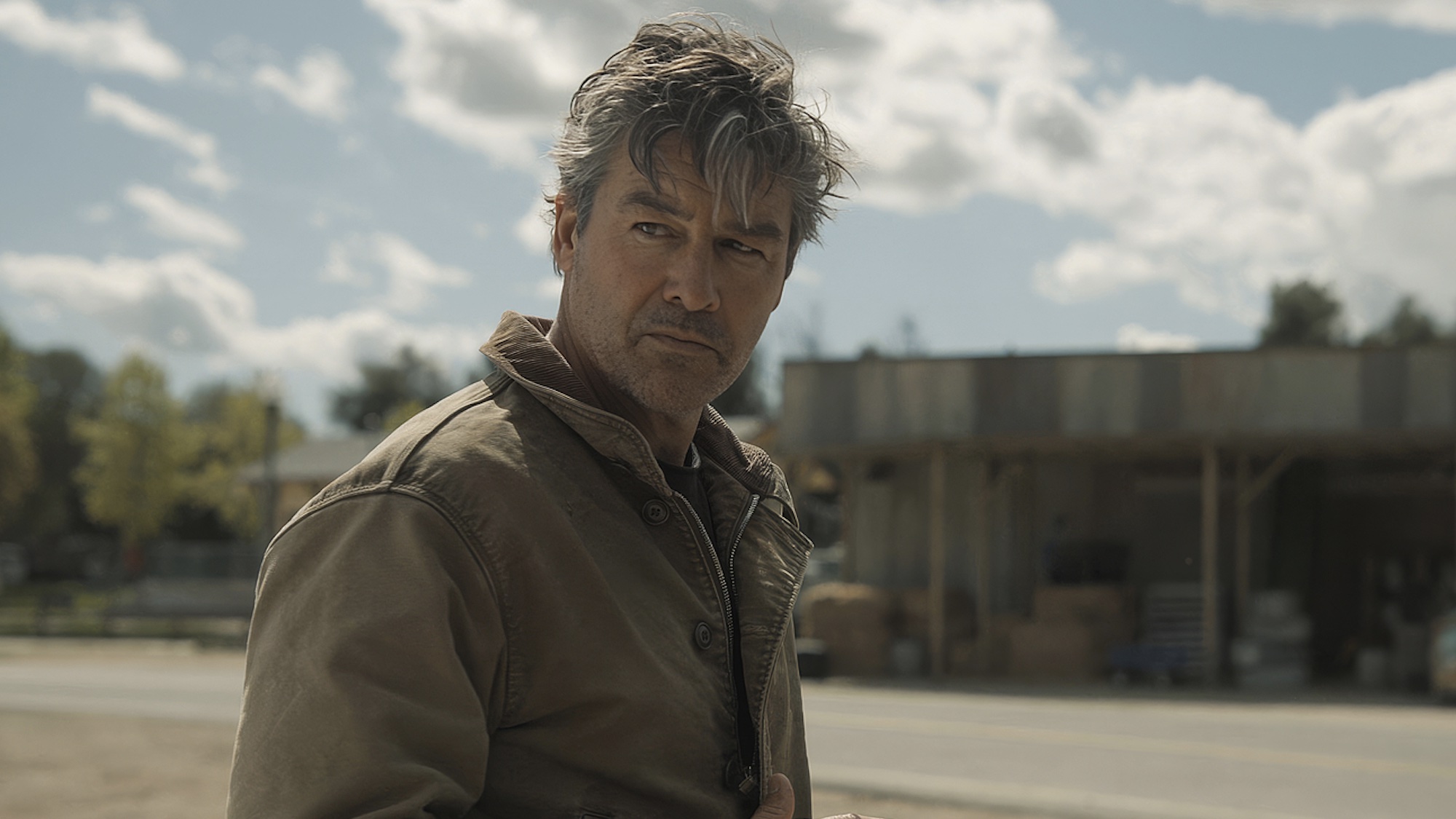 Kyle Chandler' Hal Jordan looking in the distance in Lanterns. 