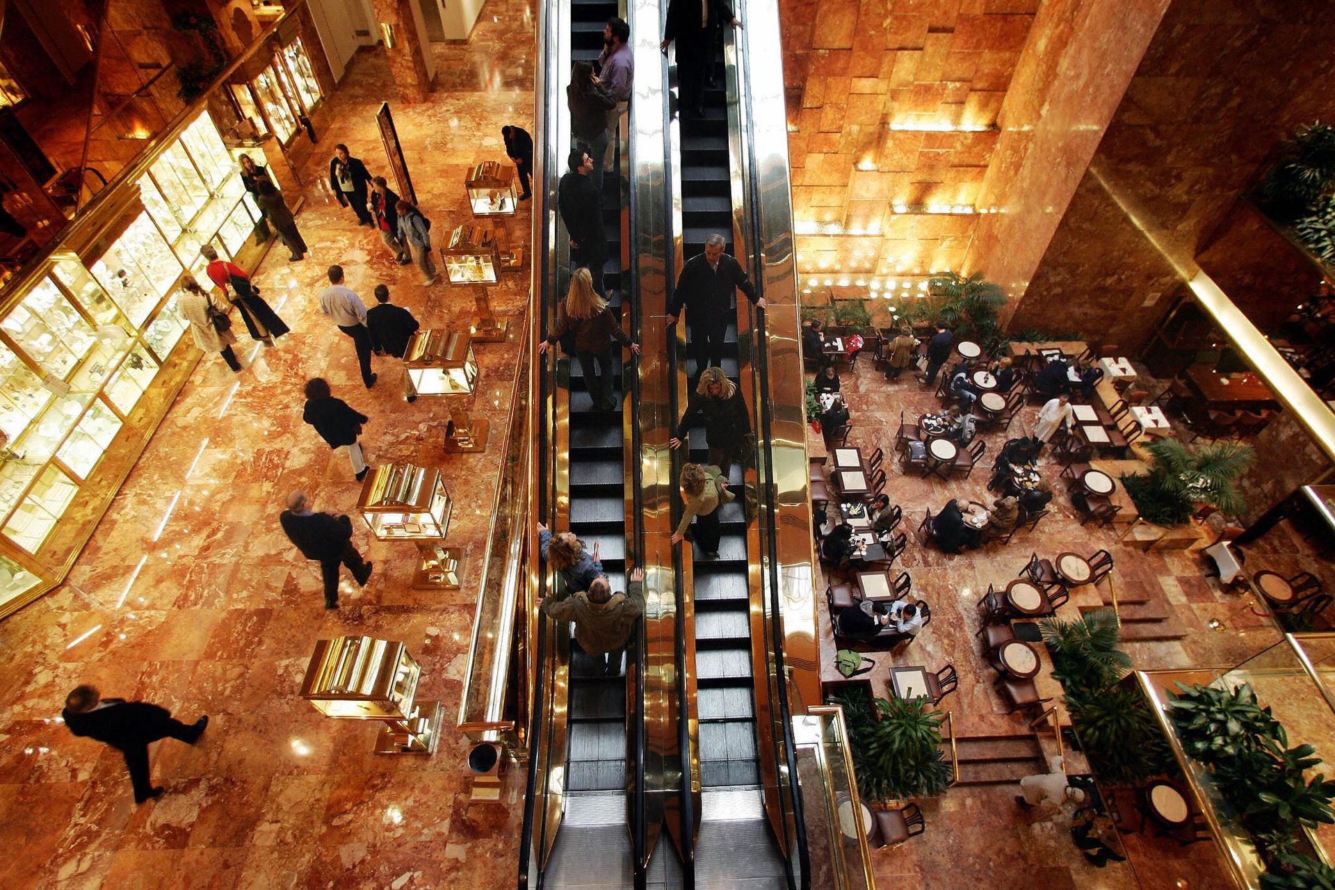NEW YORK, UNITED STATES:shoppers and diners visit the Trump Tower on 5th Ave. in Manhattan 29 October, 2004. New York's Fifth Avenue and the Champs-Elysees in Paris are the most expensive add