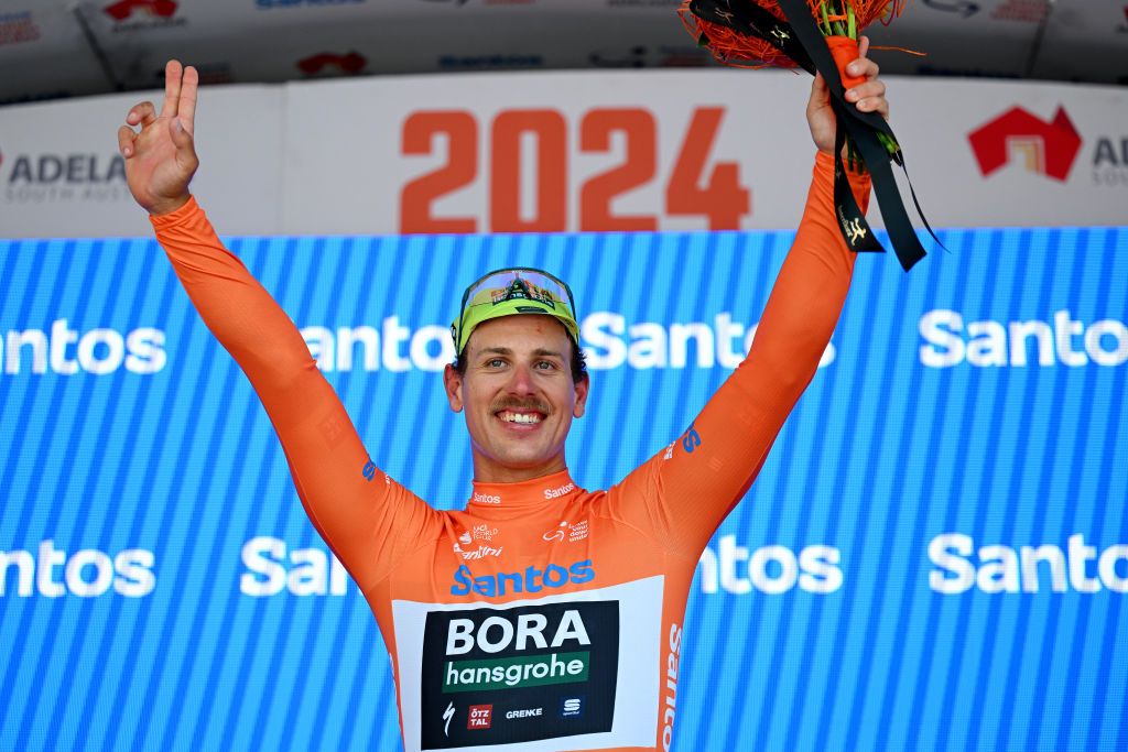 Sam Welsford (BORA-Hansgrohe) is the ochre leader's jersey