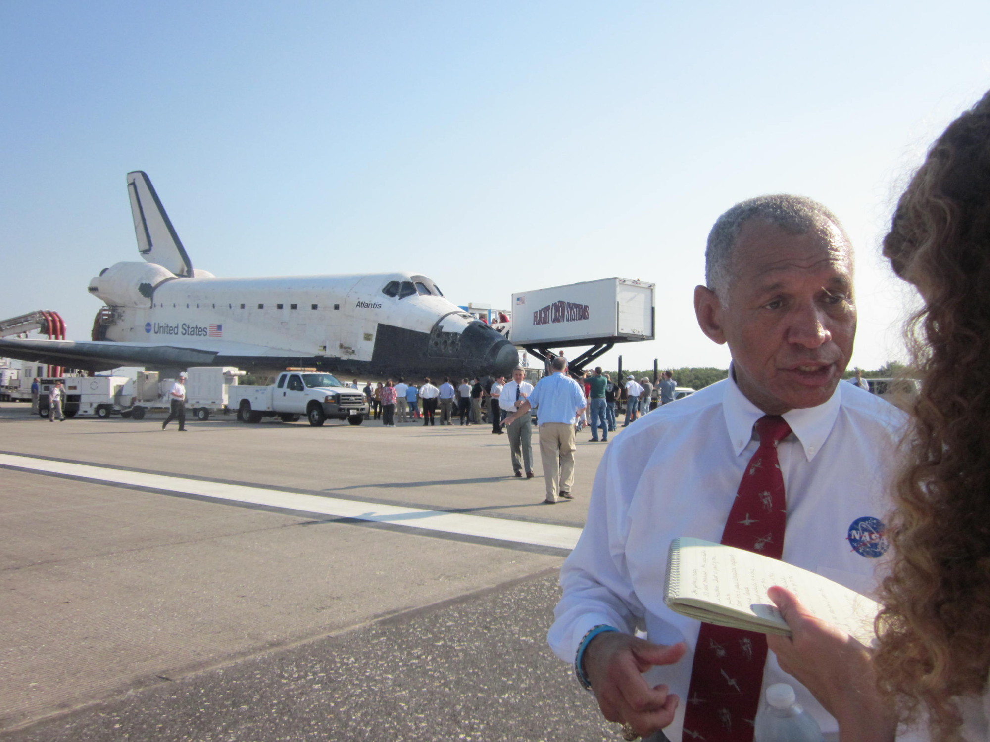 Bolden and Reporter Speak Following Atlantis&#039; Landing