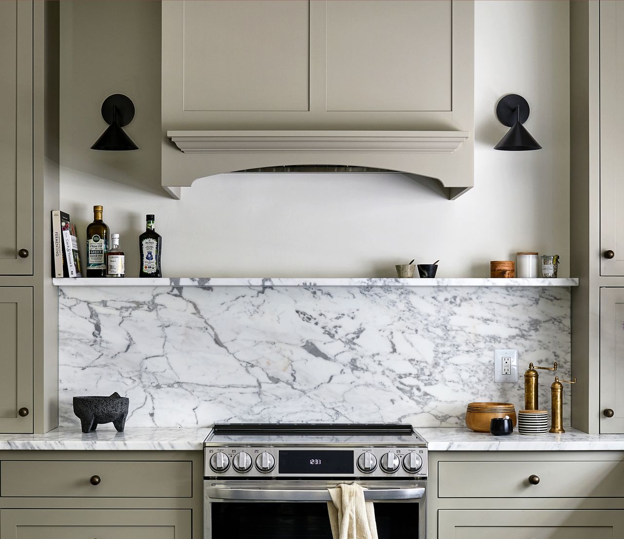 A kitchen with a veined backsplash
