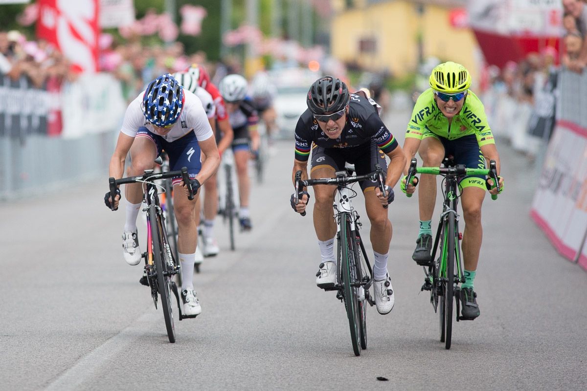Giorgia Bronzini (Wiggle-High5) leads the sprint