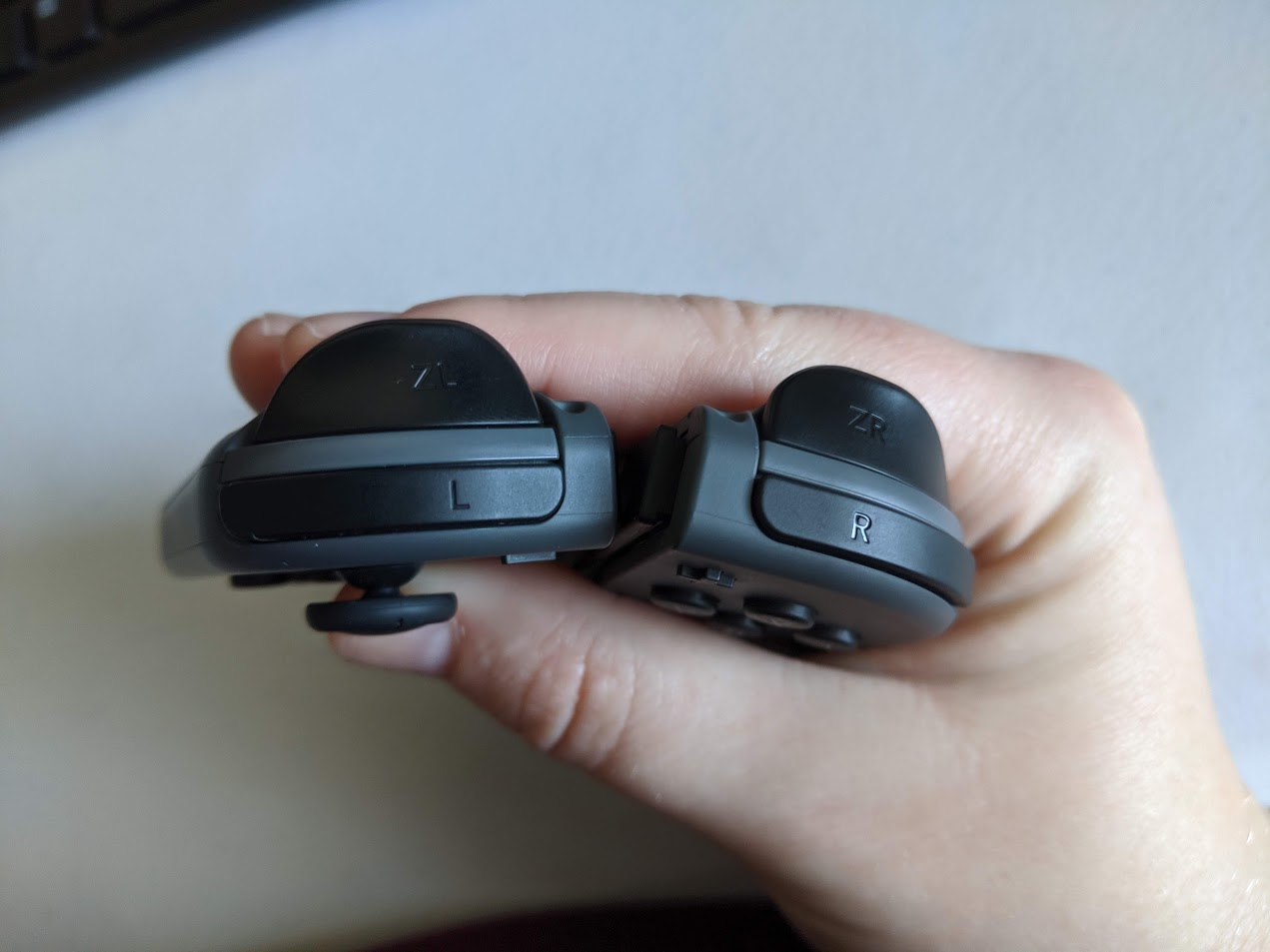 L and R buttons on Joy-Cons