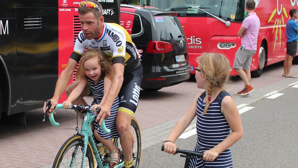 Lotto Jumbo's Steven Kruijswijk enjoyed a little time with his daughters before the start of stage 4