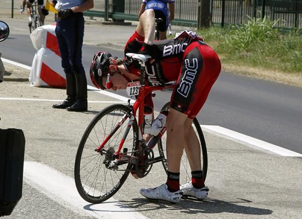 Brent Bookwalter (BMC) puts his chain back on after a crash early in stage 10.