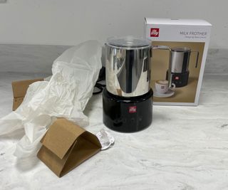 illy milk frother unboxed
