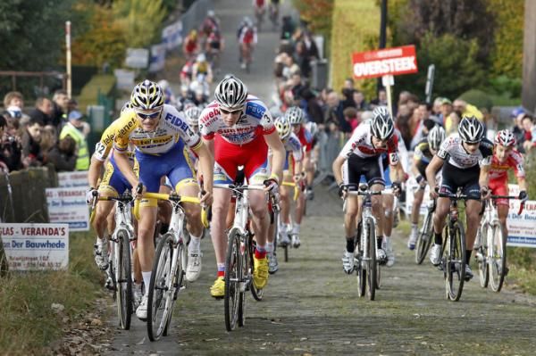 Arnaud Jouffroy (Telenet-Fidea) leads Tijmen Eising (Sunweb-Revor) early in the race.