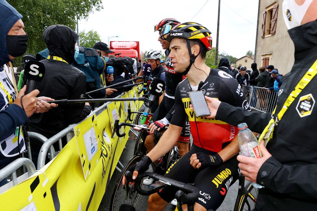 Photo of Van Aert déclenche des escarmouches tardives contre les favoris du Tour de France sur l’étape 16