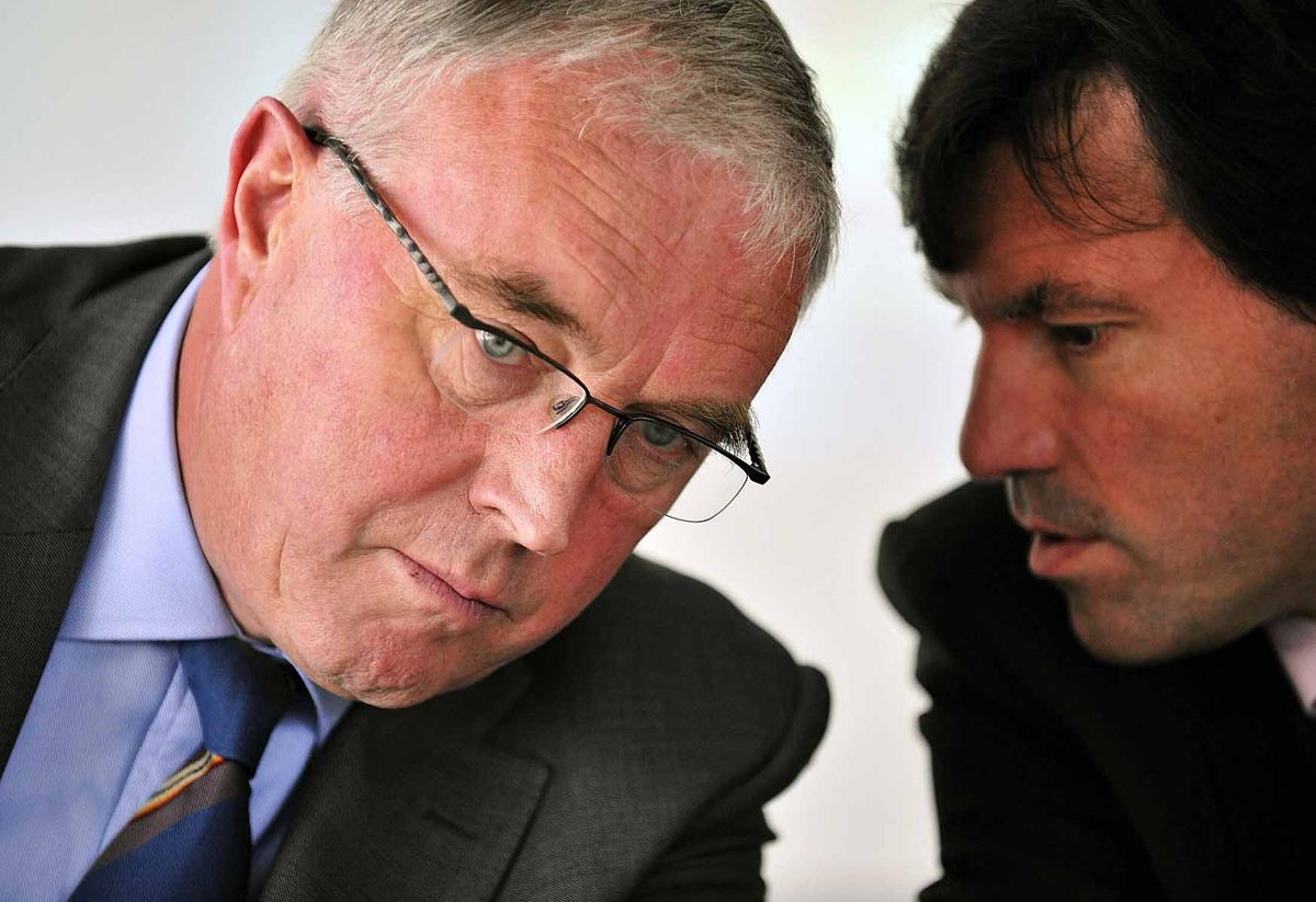 Pat McQuaid confers with Mario Zorzoli.