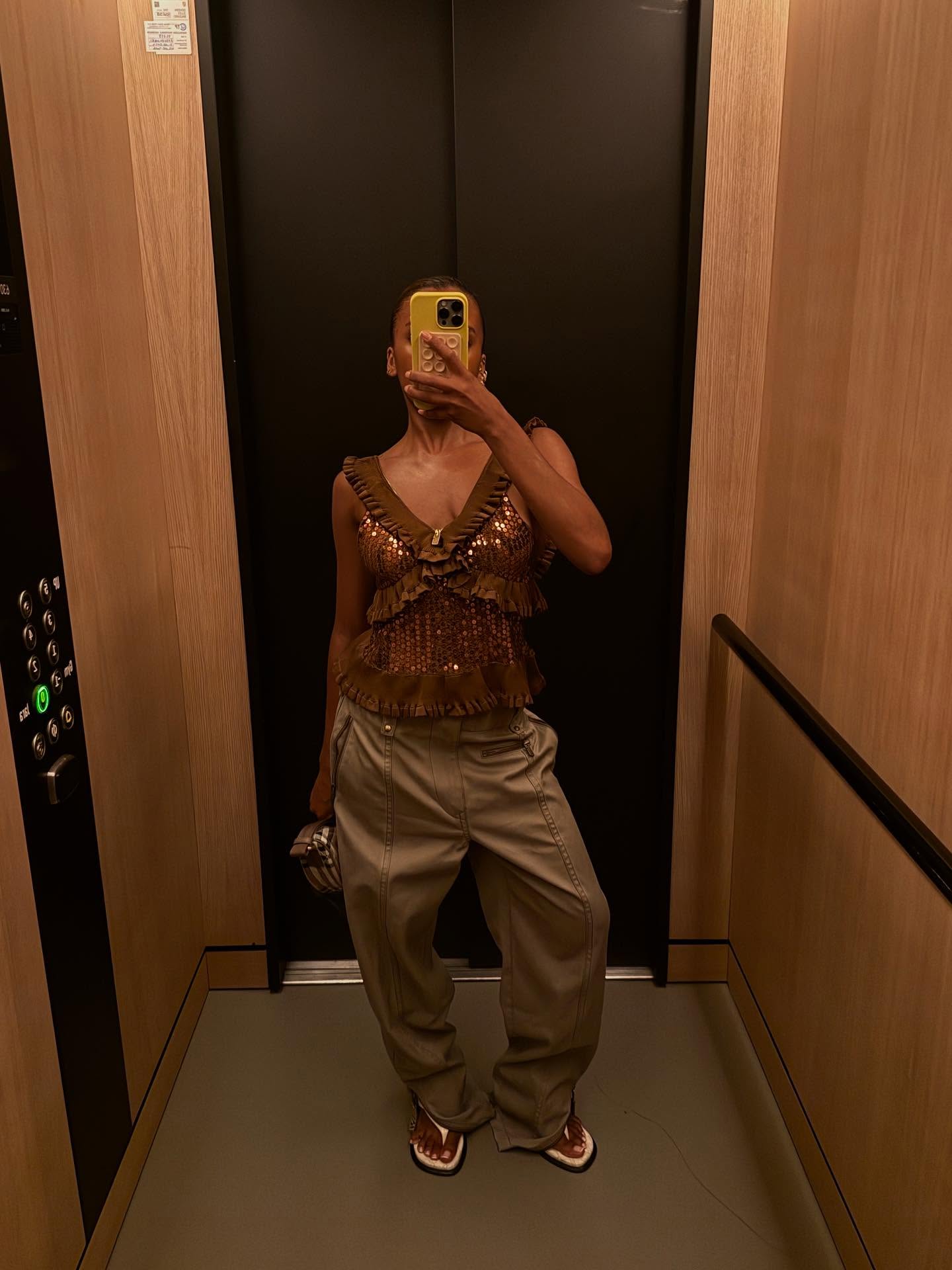 An image of @mv.tiangue wearing cargo trousers, one of the biggest transitional trouser trends to wear between spring and summer 2026.