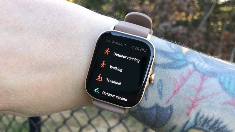 Amazfit GTS 3 usado no pulso, mostrando a tela de exercícios
