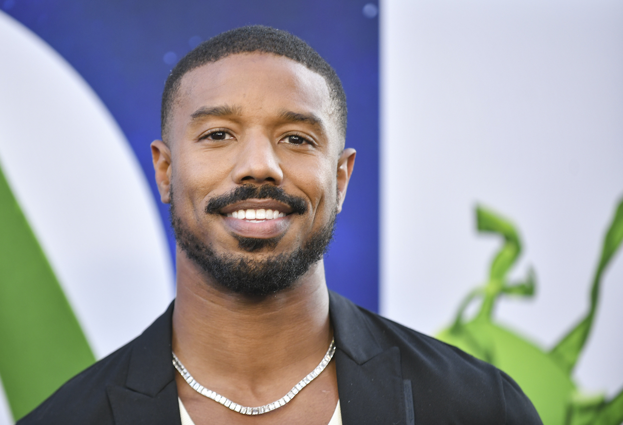 Michael B. Jordan sonriendo en el estreno de Nope