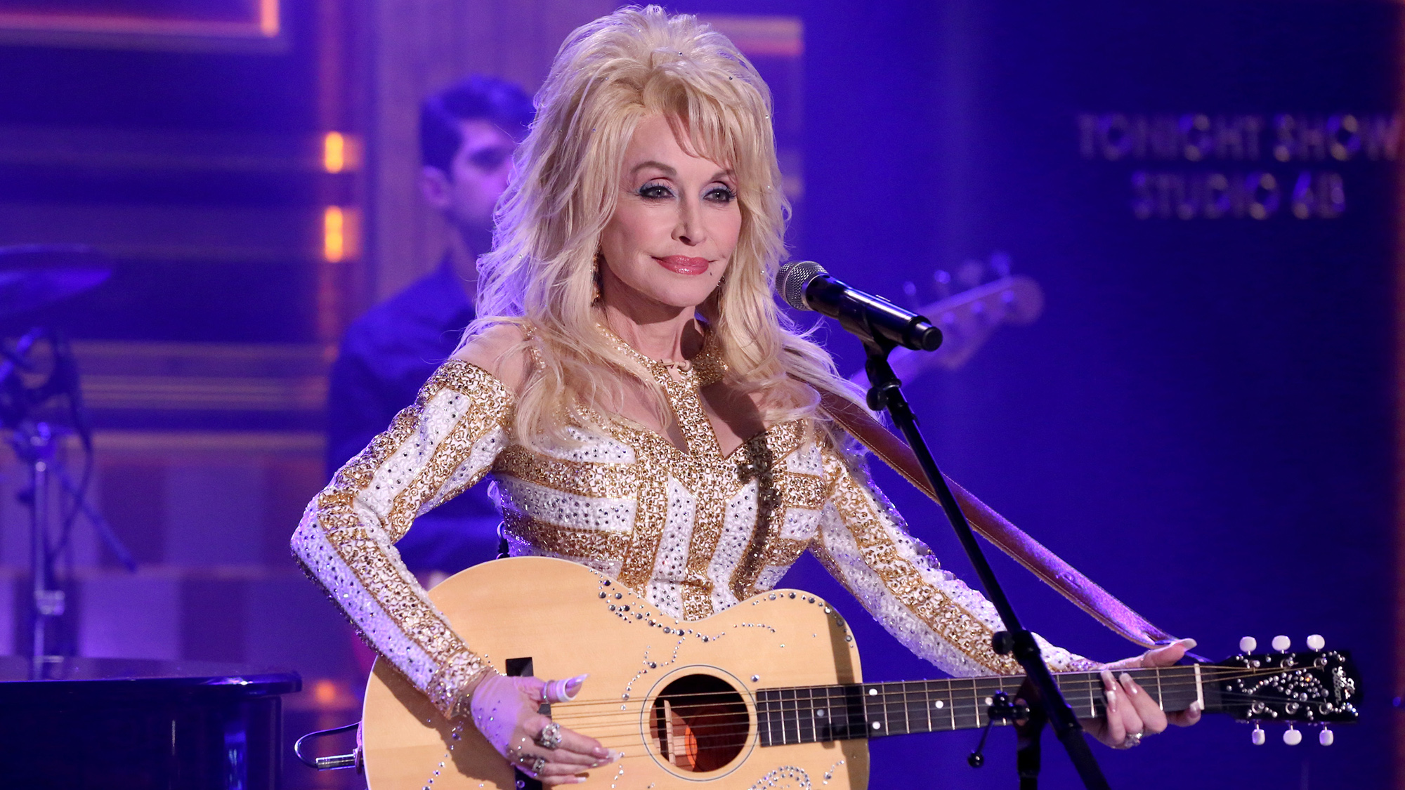 THE TONIGHT SHOW STARRING JIMMY FALLON -- Episode 0518 -- Pictured: Musical guest Dolly Parton performs on August 23, 2016