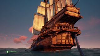 Un bateau pirate qui explore les mers dans Sea of Thieves.