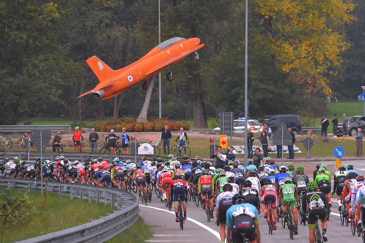 The peloton rides toward the memorial to aircraft engineer Ermanno Bazzocchi in Tradate