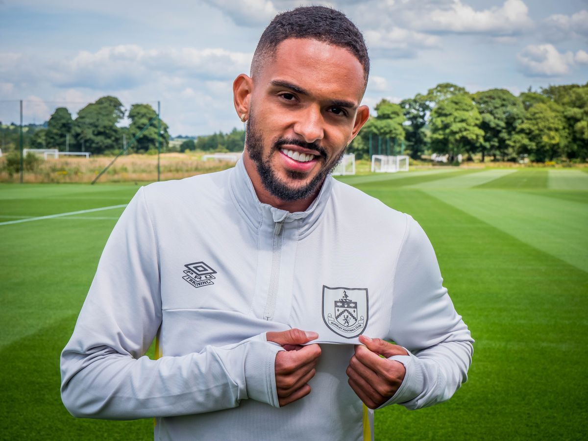 Vitinho signs for Burnley