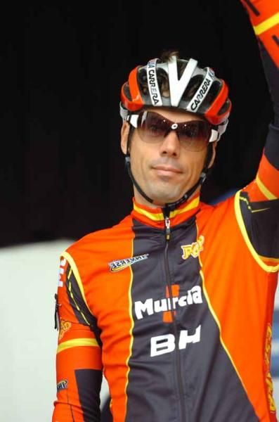 Oscar Freire (Spain) waves to the crowd in what would be his last ever race