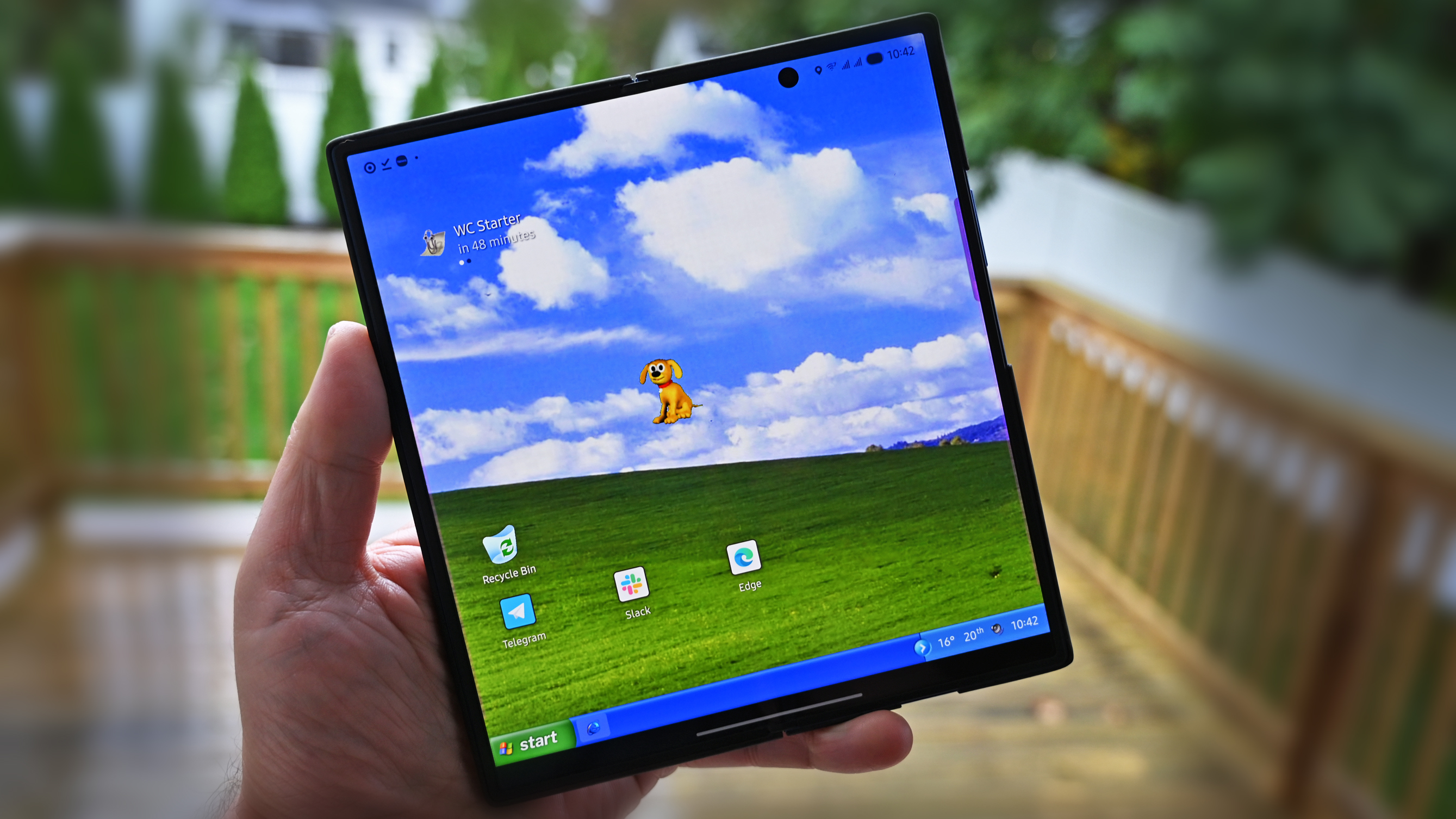 Photos of the new Windows Launcher for Android, an indie project that pays tribute to Microsoft's famed Windows XP OS.