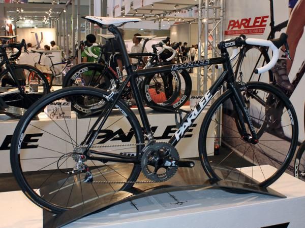According to Tom Rodi of Parlee Cycles, the new Z5 is essentially a production version of the company's flagship Z1.