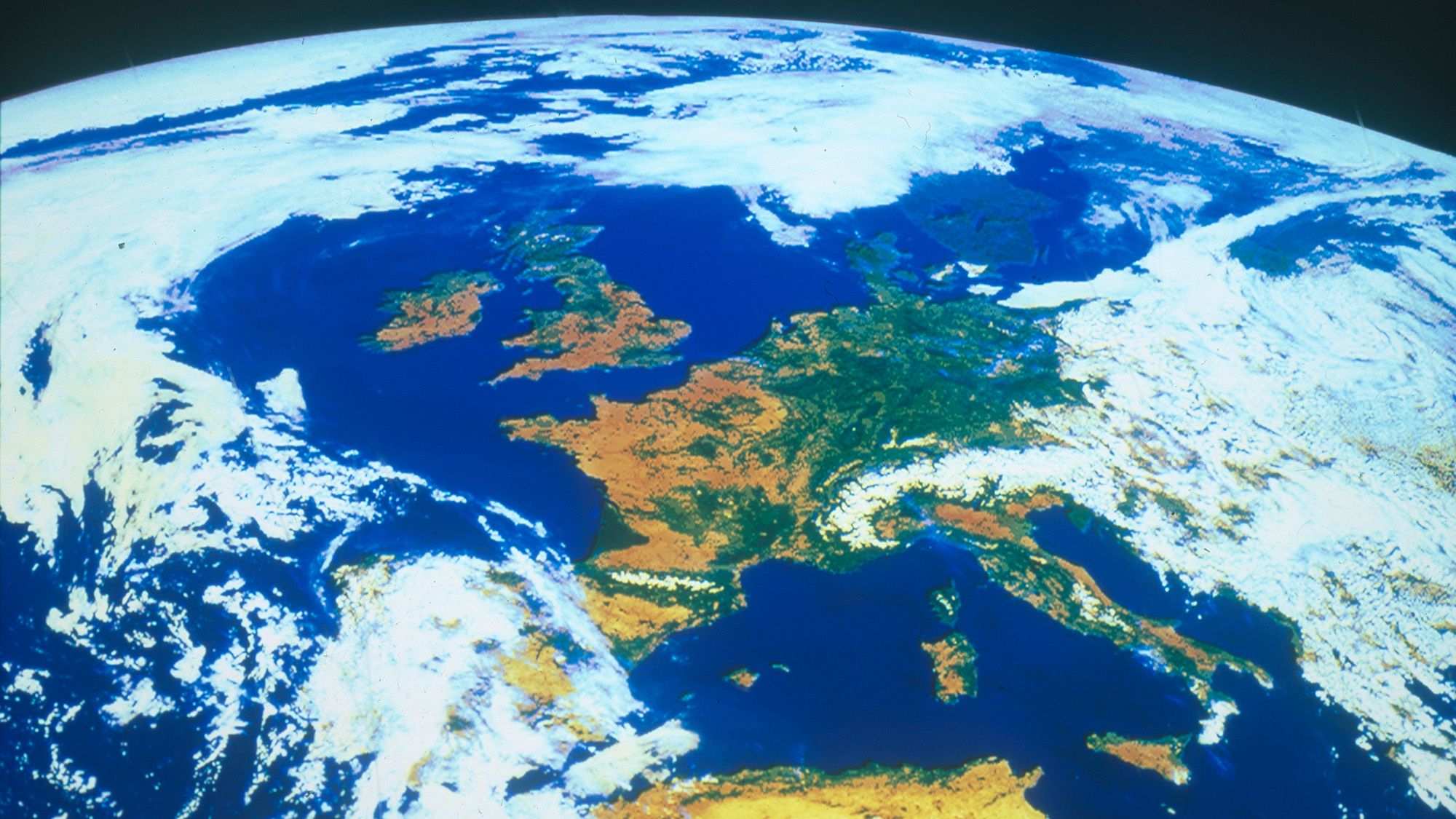 Satellites reveal Earth has a surprising symmetry in the way it reflects light — and it might be tied to the El Niño cycle Satellites reveal Earth has a surprising symmetry in the way it reflects light — and it might be tied to the El Niño cycle