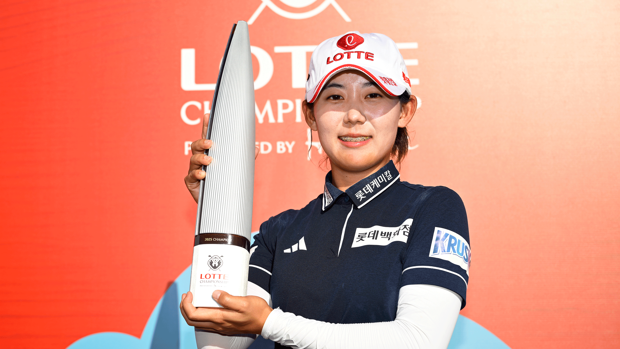 Youmin Hwang poses with the LOTTE Championship trophy in 2025