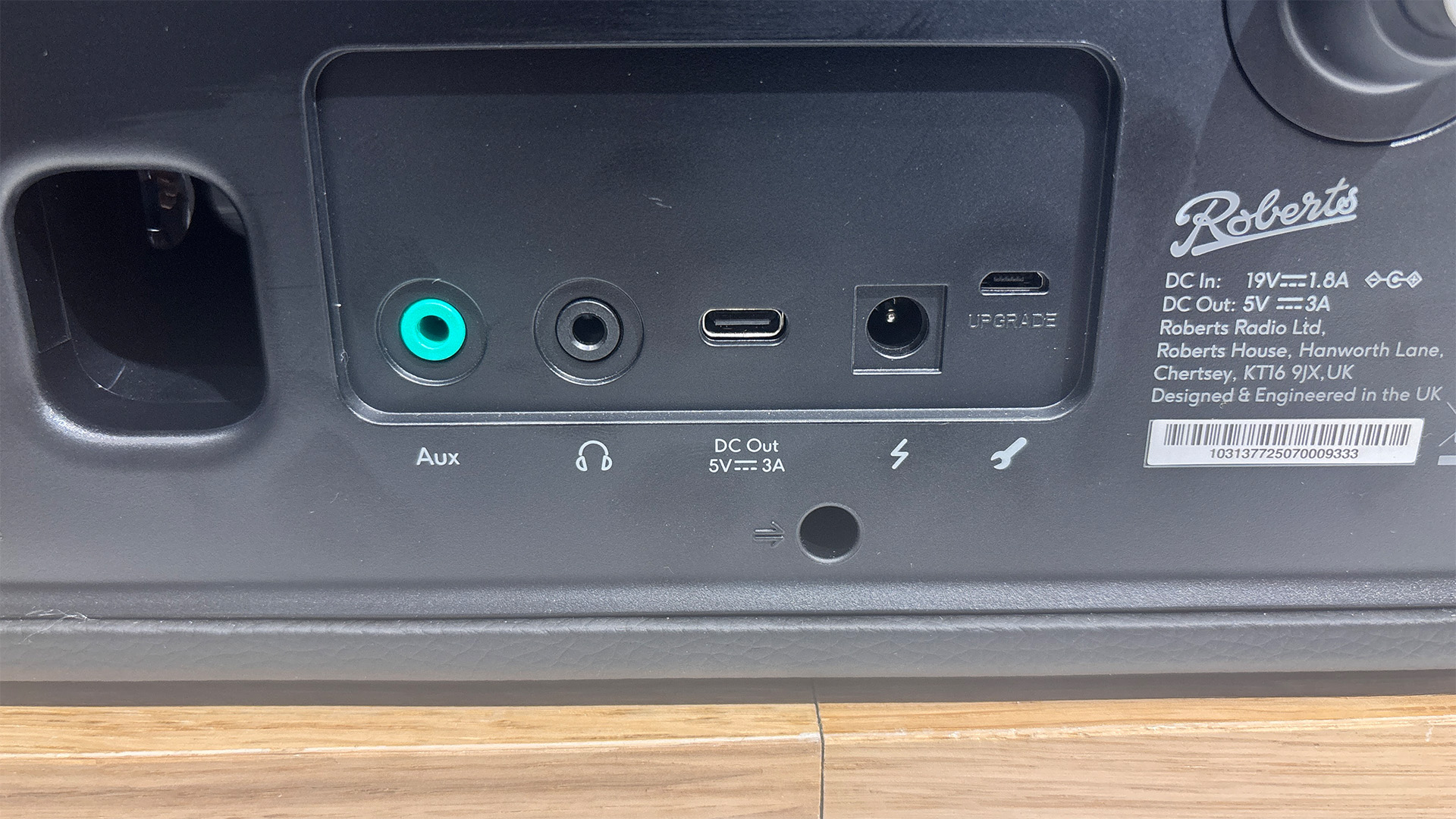 Roberts Reva radio, rear of unit showing connections