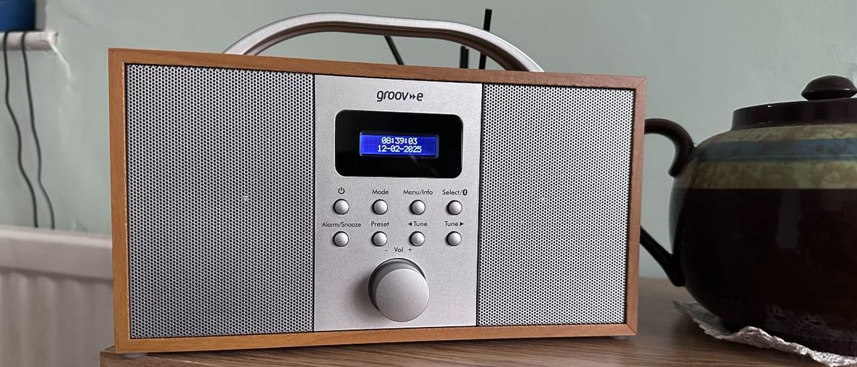 Groov-e Boston DAB radio on a wooden table