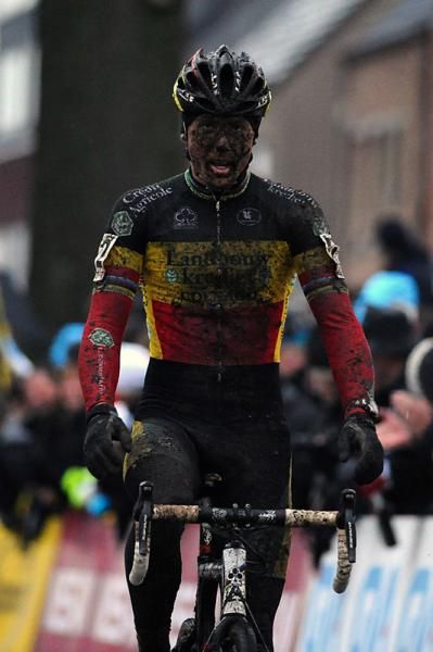Belgian champion Sven Nys (Landbouwkrediet-Colnago) wins the GvA Loenhout event for the fifth time.