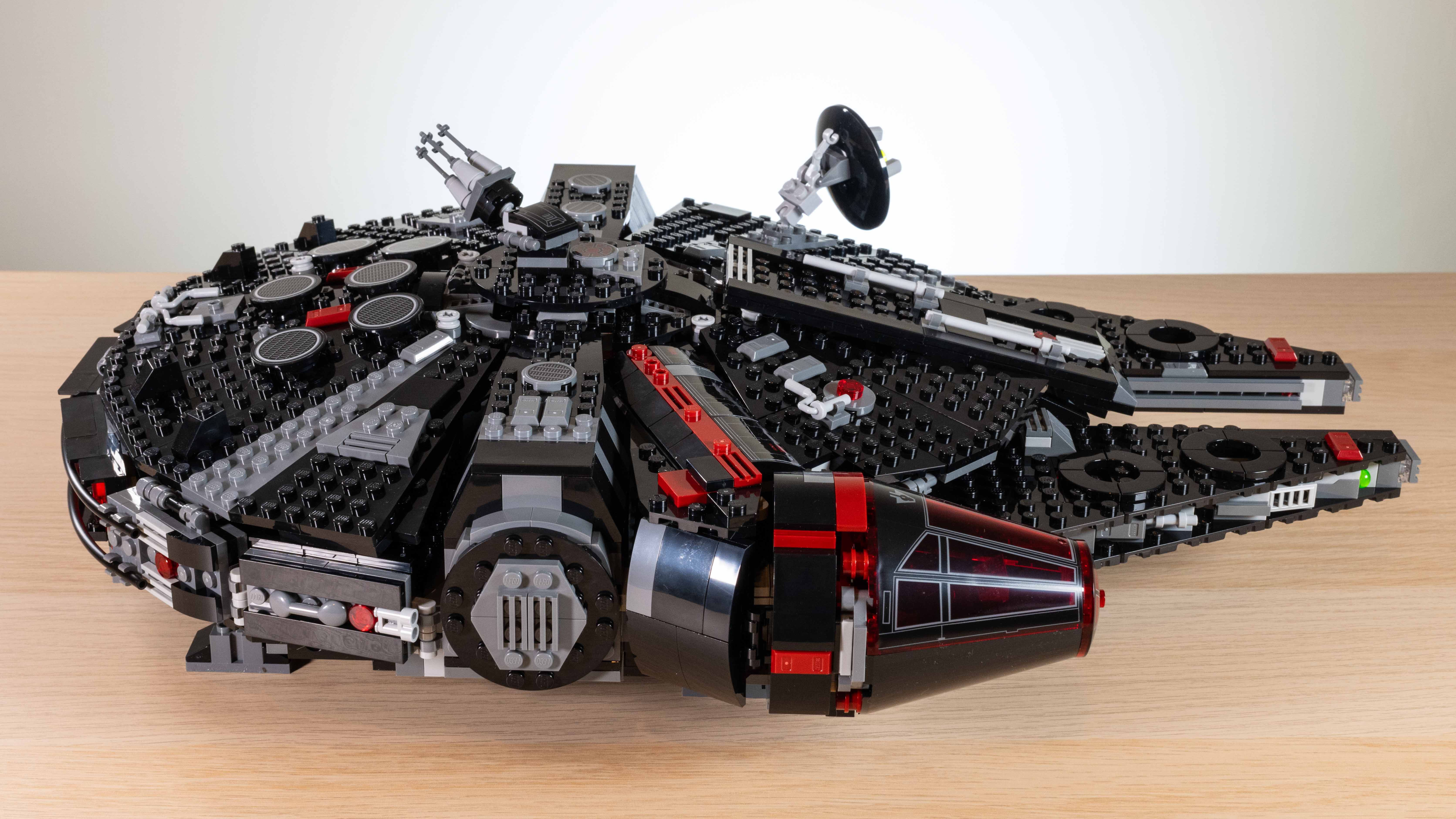 Lego Star Wars The Dark Falcon (75389) side