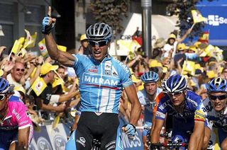 Nice biceps, Ale-Jet - Petacchi salutes rather emphatically after his second Vuelta win